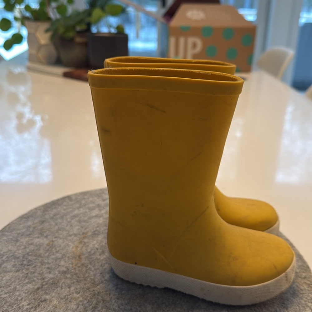 Zara rain boots yellow size 23 could use a cleaning gently used